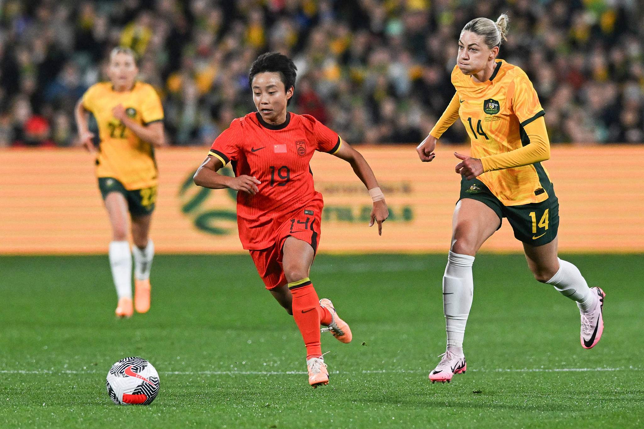 包含女足再次取胜，队员表现抢眼的词条