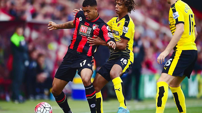 包含伯恩茅斯客场大胜哈德斯菲尔德，登顶积分榜的词条