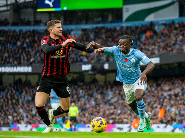 包含伯恩茅斯客场大胜哈德斯菲尔德，登顶积分榜的词条