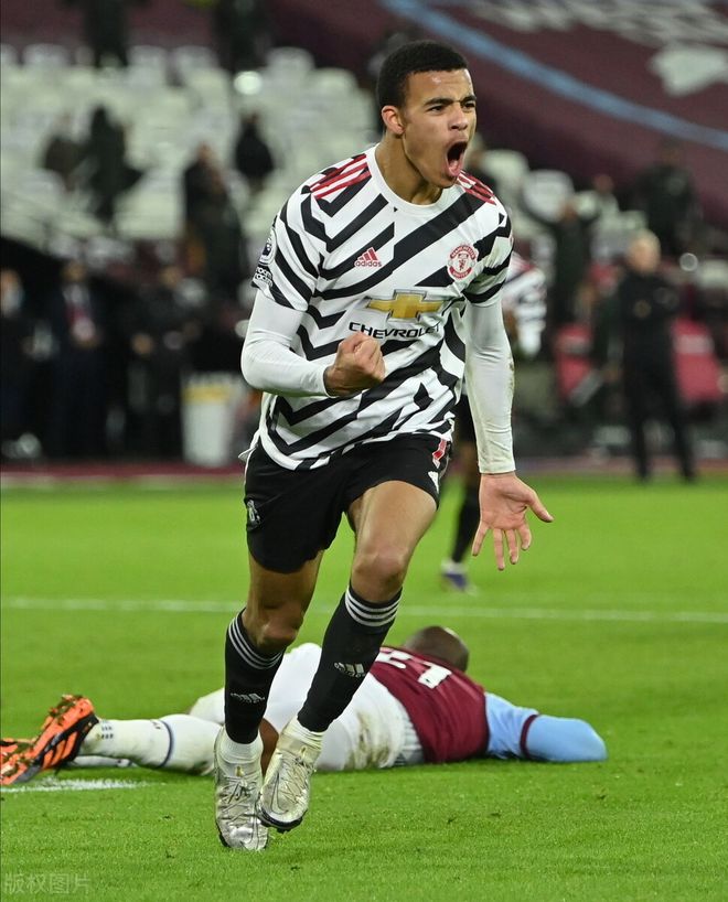 包含沙尔克客场逆转，豪取连胜势头正劲的词条