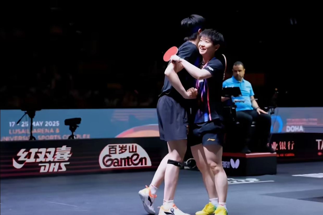 赛场上的精彩一幕感动无数观众