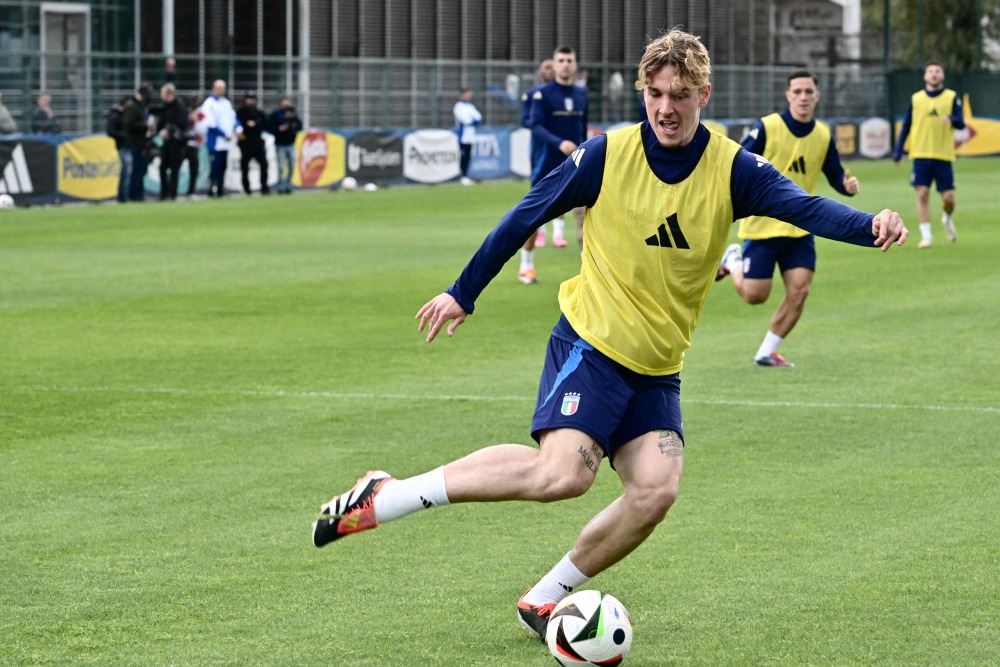 意大利足球比赛中一名球员的突出表现