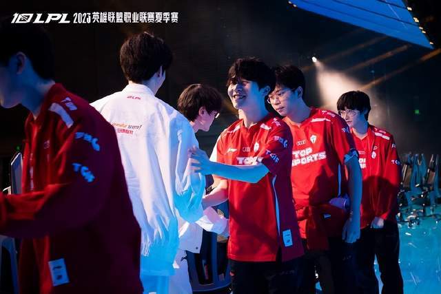 FNC轻取LGD，Uzi团战一打五峡谷大战全球总决赛，引爆全场热议的简单介绍