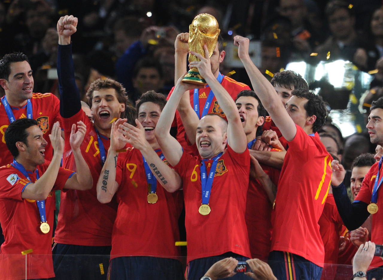 足球赛上球员们竭尽全力争取胜利