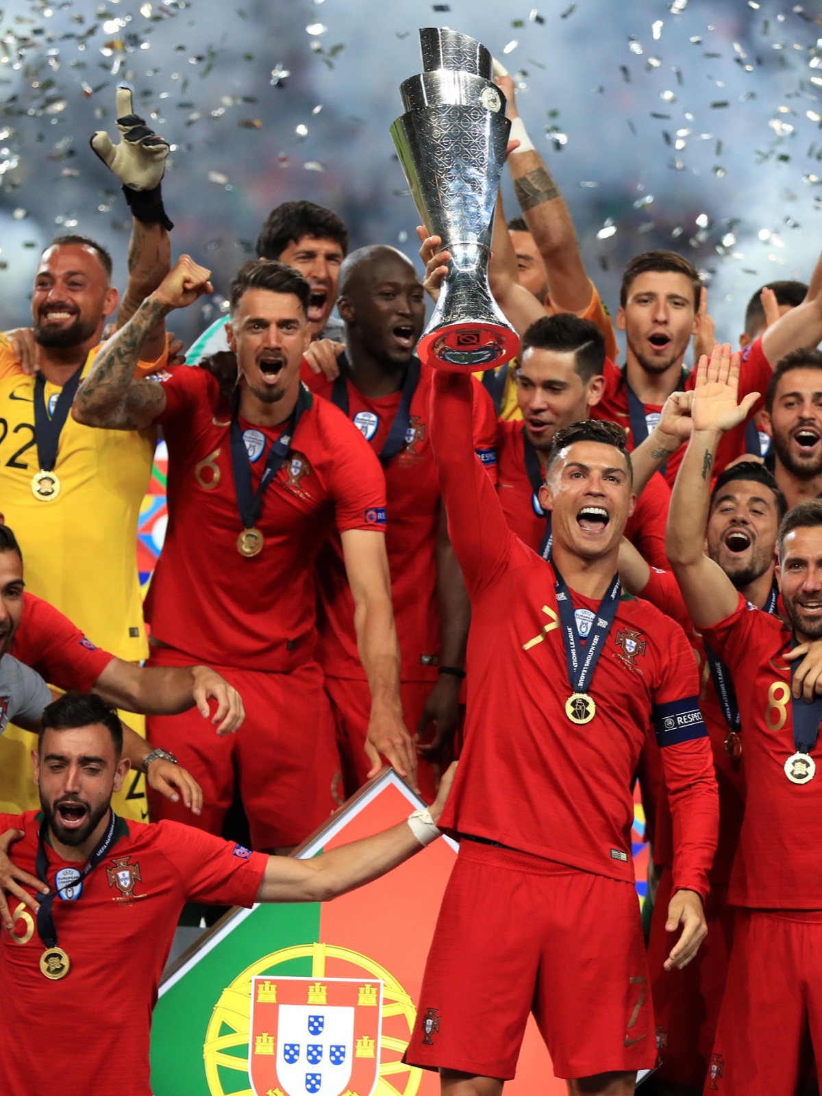 足球赛上球员们竭尽全力争取胜利