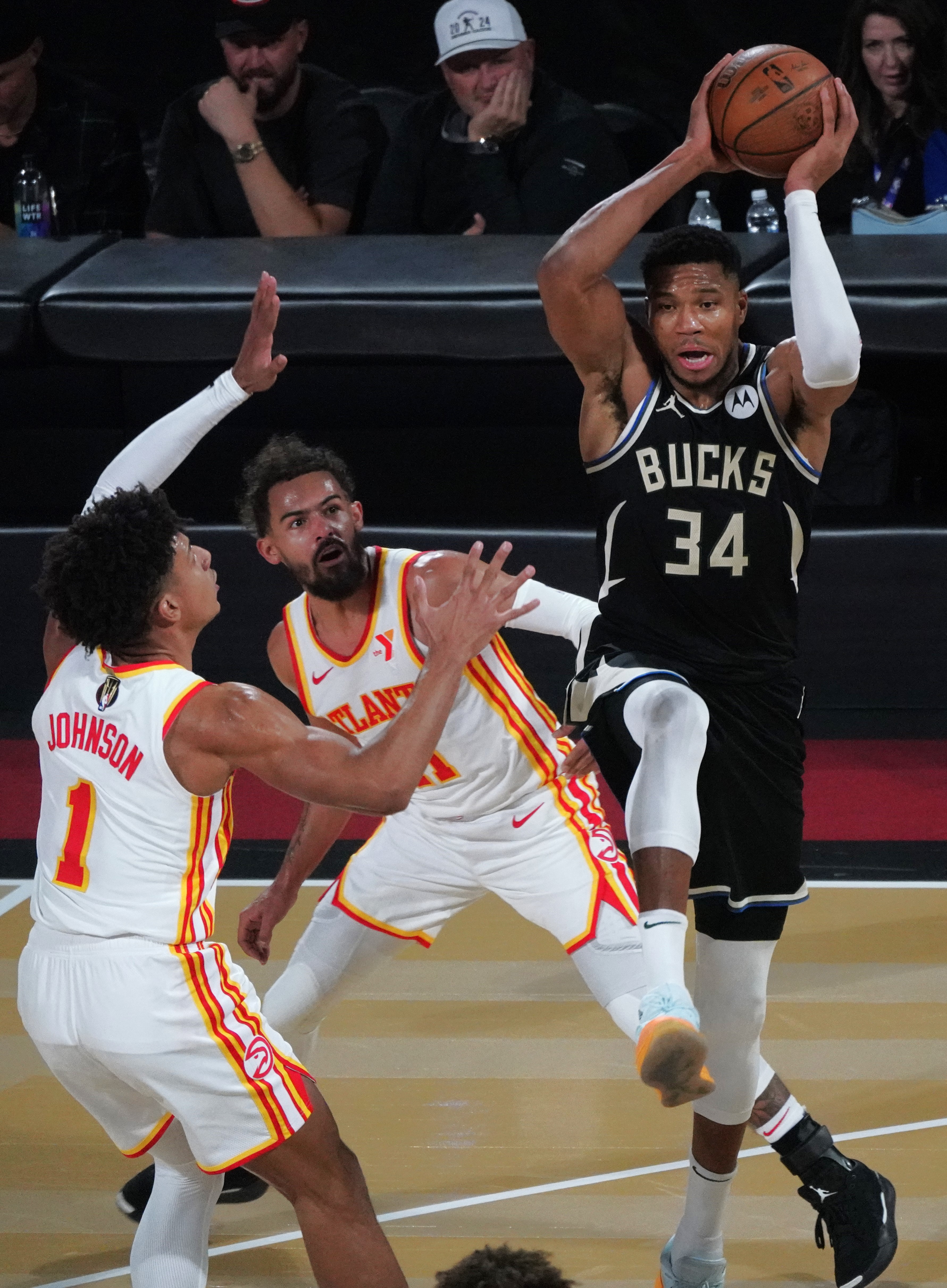 雄鹿绝杀鹈鹕，塔图姆扛起全队