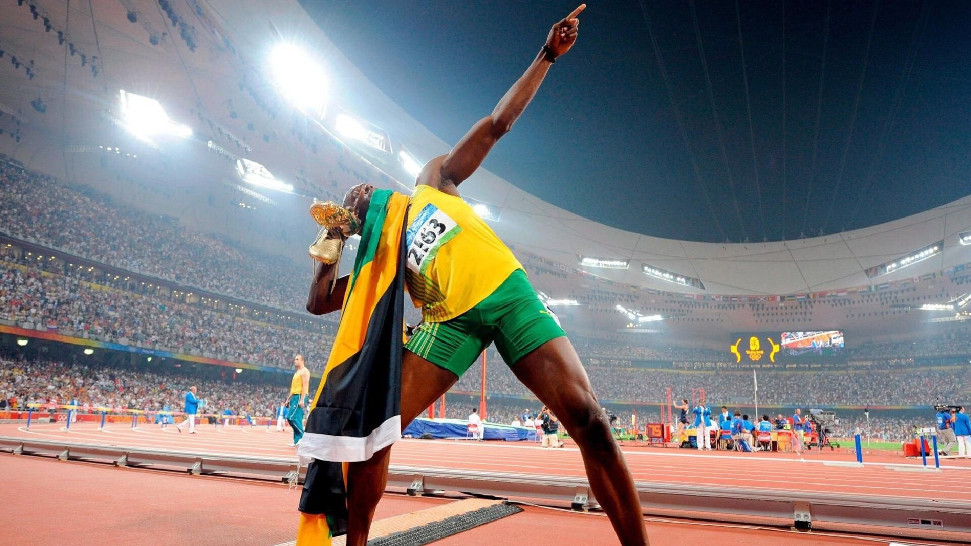 石油桶与指挥家，当钢铁纪律遇见天才魔法，足球交出两份相反的满分答卷