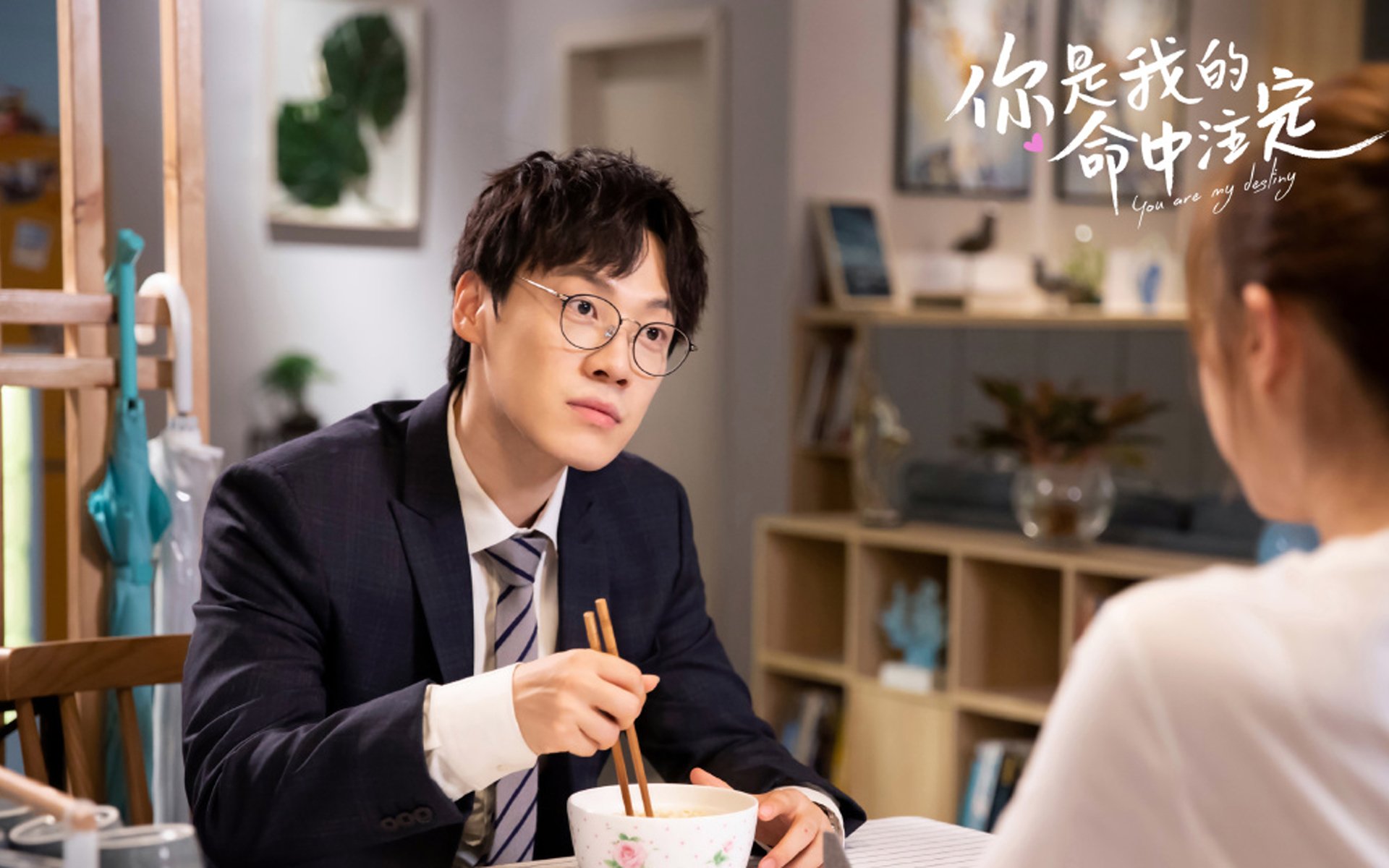 我将跳出常规报道框架,不从谁踢得好或谁得分高入手,而是从 符号的错位 与 跨语言的赞美 角度,创作一篇具有故事感和反讽意味的文章